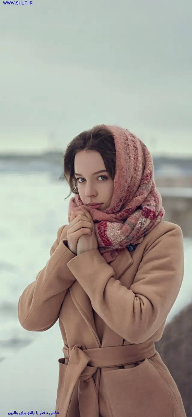 عکس دختر با پالتو برای والپیپر