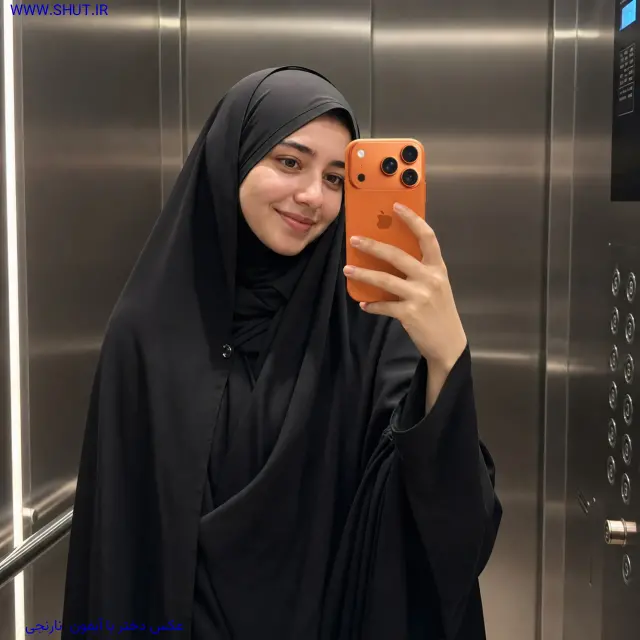 عکس دختر با آیفون ۱۷ نارنجی
